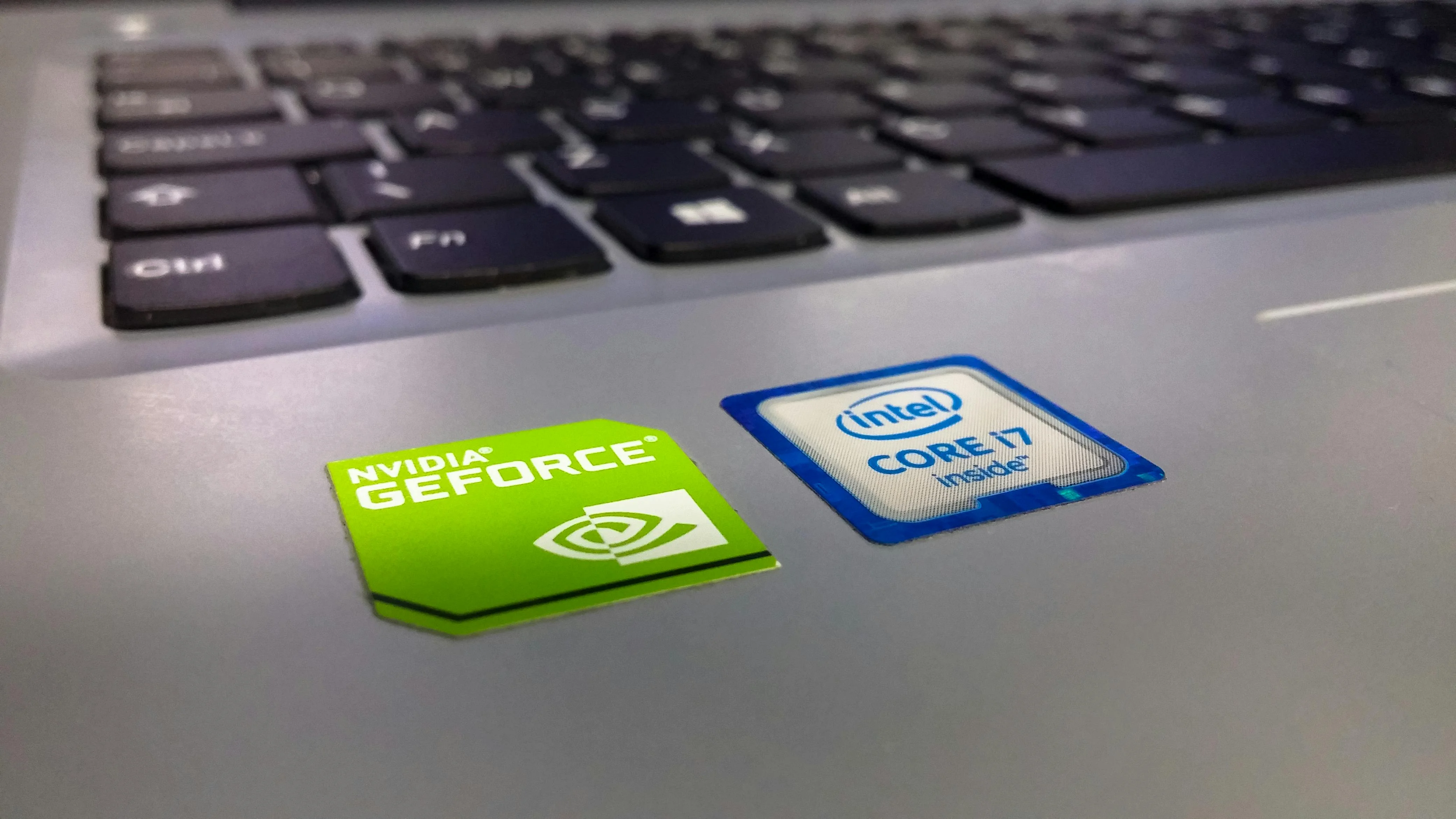 Principales fabricantes de chips de memoria ram como NVIDIA y Intel en un computador para centros de datos