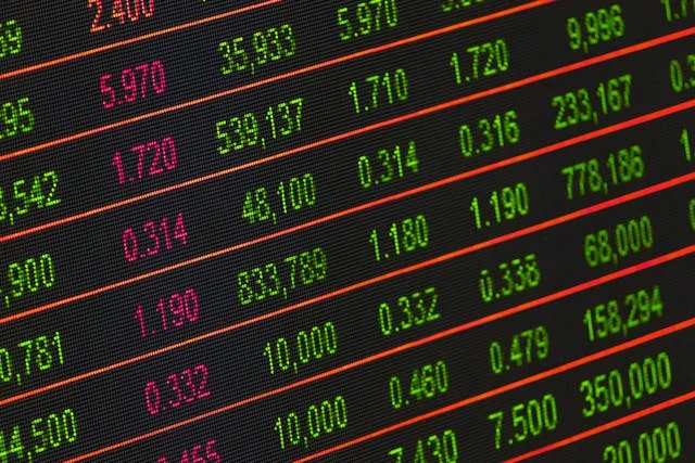 Pantalla que muestra números de datos como dinero y frecuencias de uso de herramientas tecnológicas