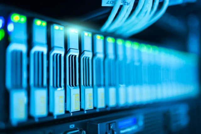Servidores de internet que sirven para alojar mucha información a nivel mundial y se usan para almacenar y procesar los modelos de inteligencia artificial