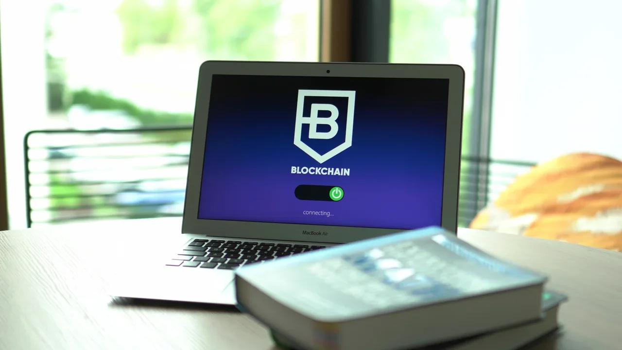 Laptop mostrando un texto "Blockchain"