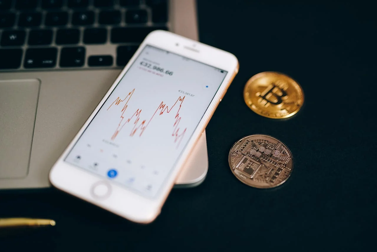 Celular operando el mercado de criptomonedas