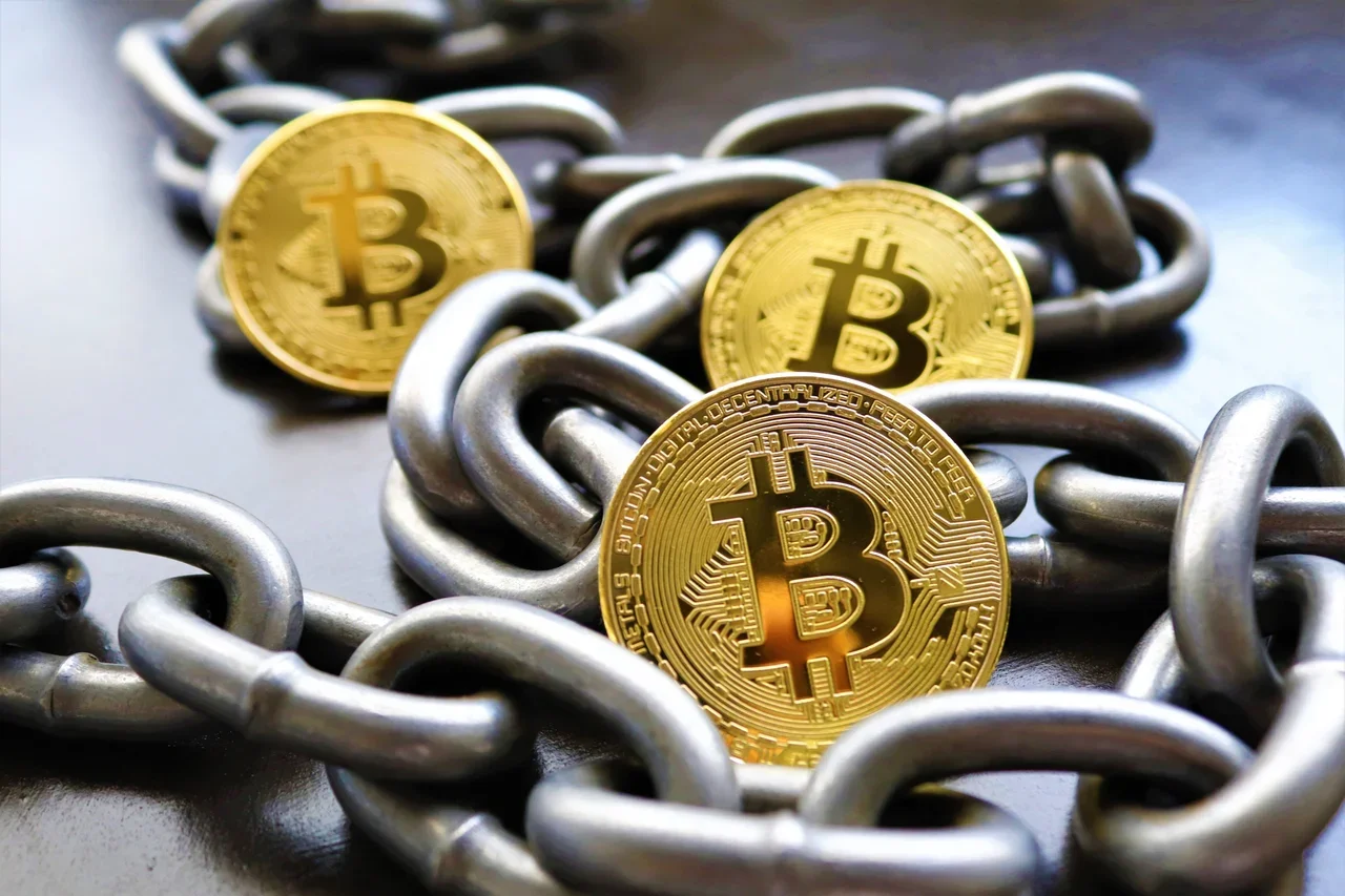 Monedas de bitcoin rodeadas de cadenas